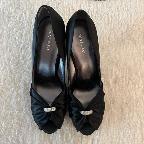 Nine West Black satin peep toe Heels rhinestone Bow Detail sz 9.5 new in box - Picture 1 of 9